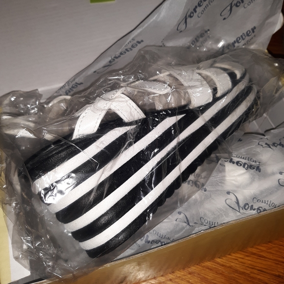 Sandals - Picture 2 of 4